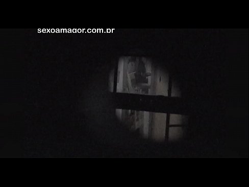 ❤️ Sarışın, içi boş tuğlaların arkasına gizlenmiş bir mahalle röntgencisi tarafından gizlice videoya alınır ❤️ Seks videosu bizde ❌️❤