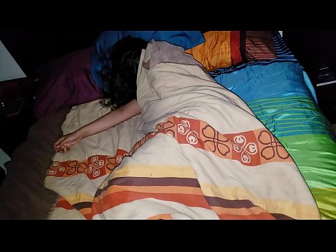 ❤️ Üvey oğul, genç üvey annesini uyurken azarlıyor. ❤️ Seks videosu bizde ❌️❤